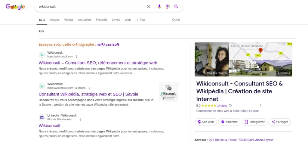 Cette capture d'écran montre que je suis une bonne élève et que j'applique ce que je dis ! Quand on tape le nom de ma marque dans Google, on voit à la fois 1/ ma fiche établissement Google à droite ; 2/ mon site internet ; 3/ mon compte LinkedIn, puisque ma clientèle principale (dirigeants et responsables de communication) est principalement présente sur ce réseau social.